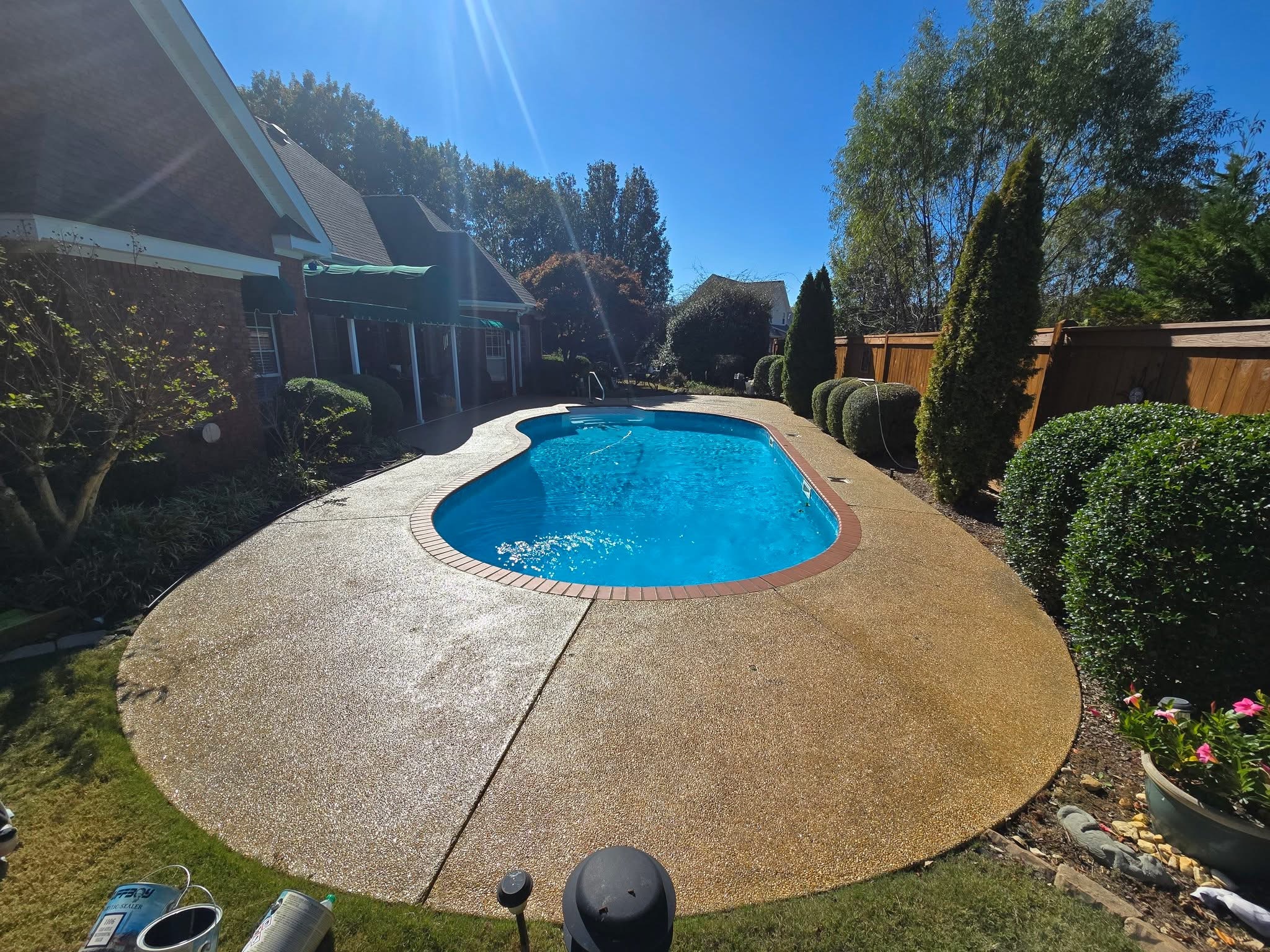 Professional pressure washing home exterior siding and driveway in Tupelo MS