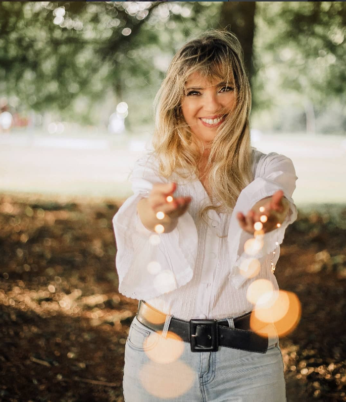 Retrato profissional da psicóloga clínica Cristina Brisolara em consultório acolhedor com iluminação natural suave