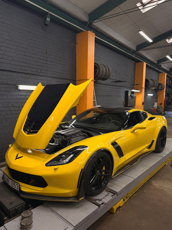 Geltonas Corvette dirbtuvėse