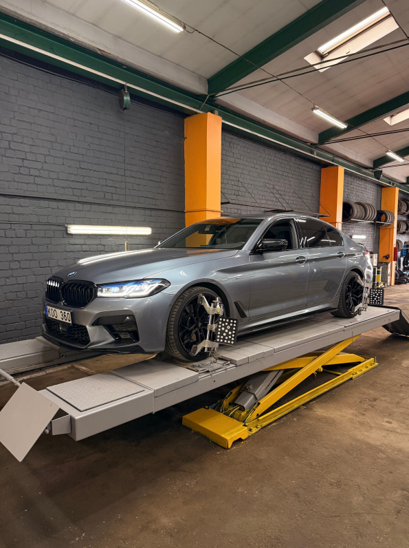 Sidabrinis BMW ant ratų suvedimo