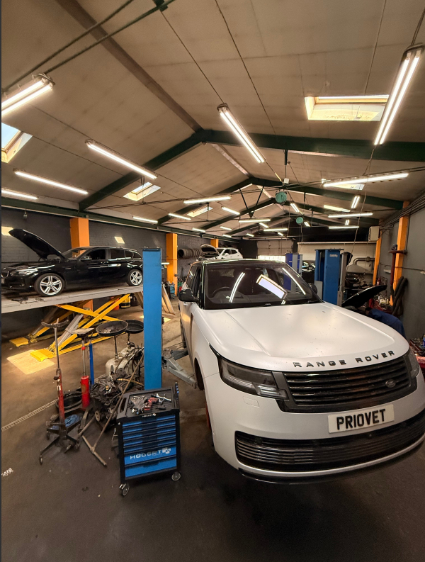 Range Rover ir kiti automobiliai