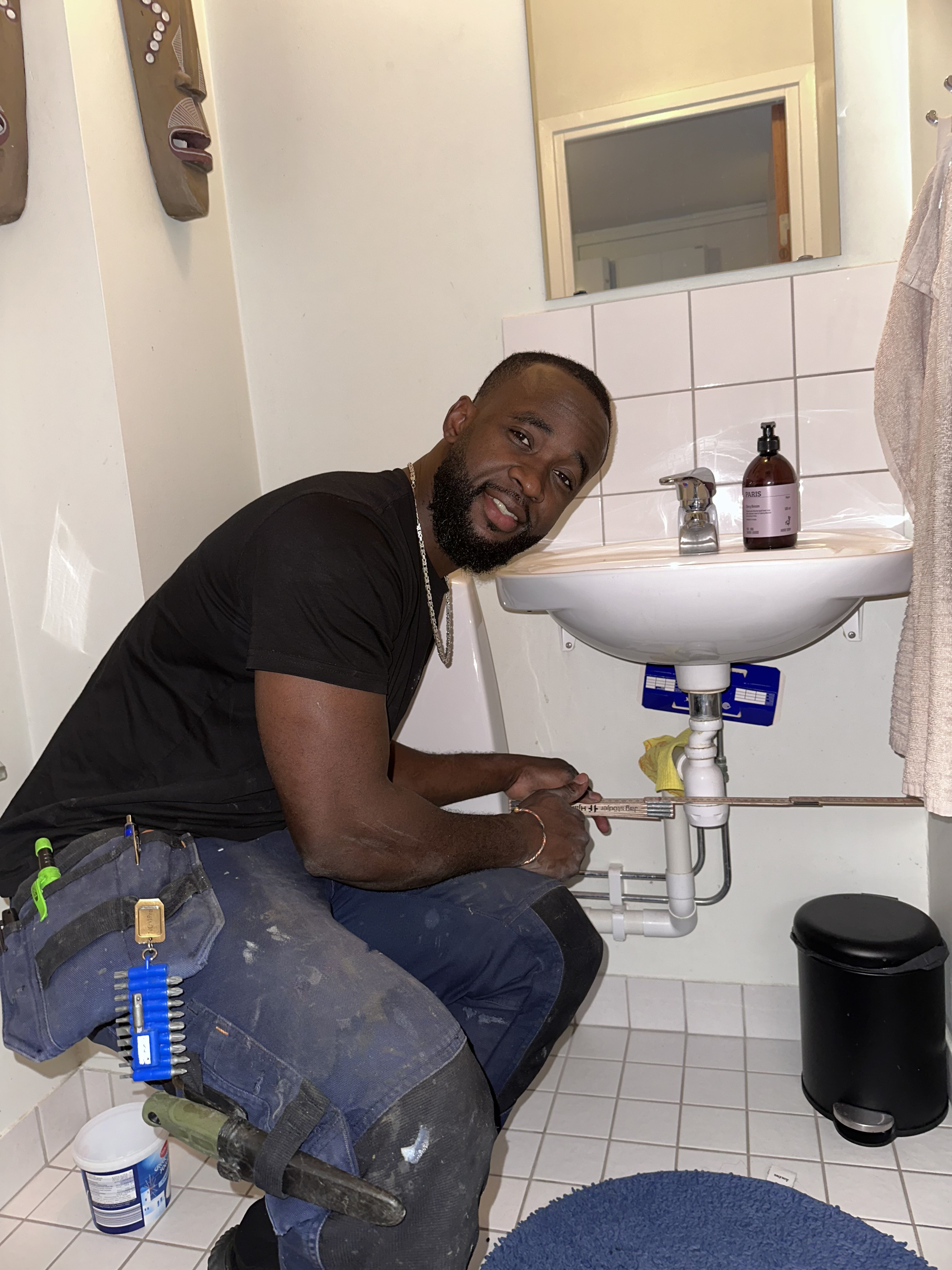 Professionell rörmokare från LM Rör AB som installerar och inspekterar rör i ett modernt badrum i Stockholm