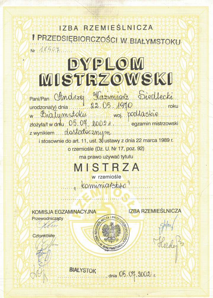 Mistrz kominiarski Siedlecki podczas inspekcji komina z profesjonalnym sprzętem