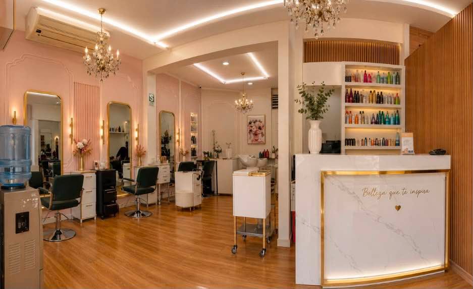 Interior elegante y moderno de un salón de belleza y barbería premium inspirado en un hotel boutique europeo