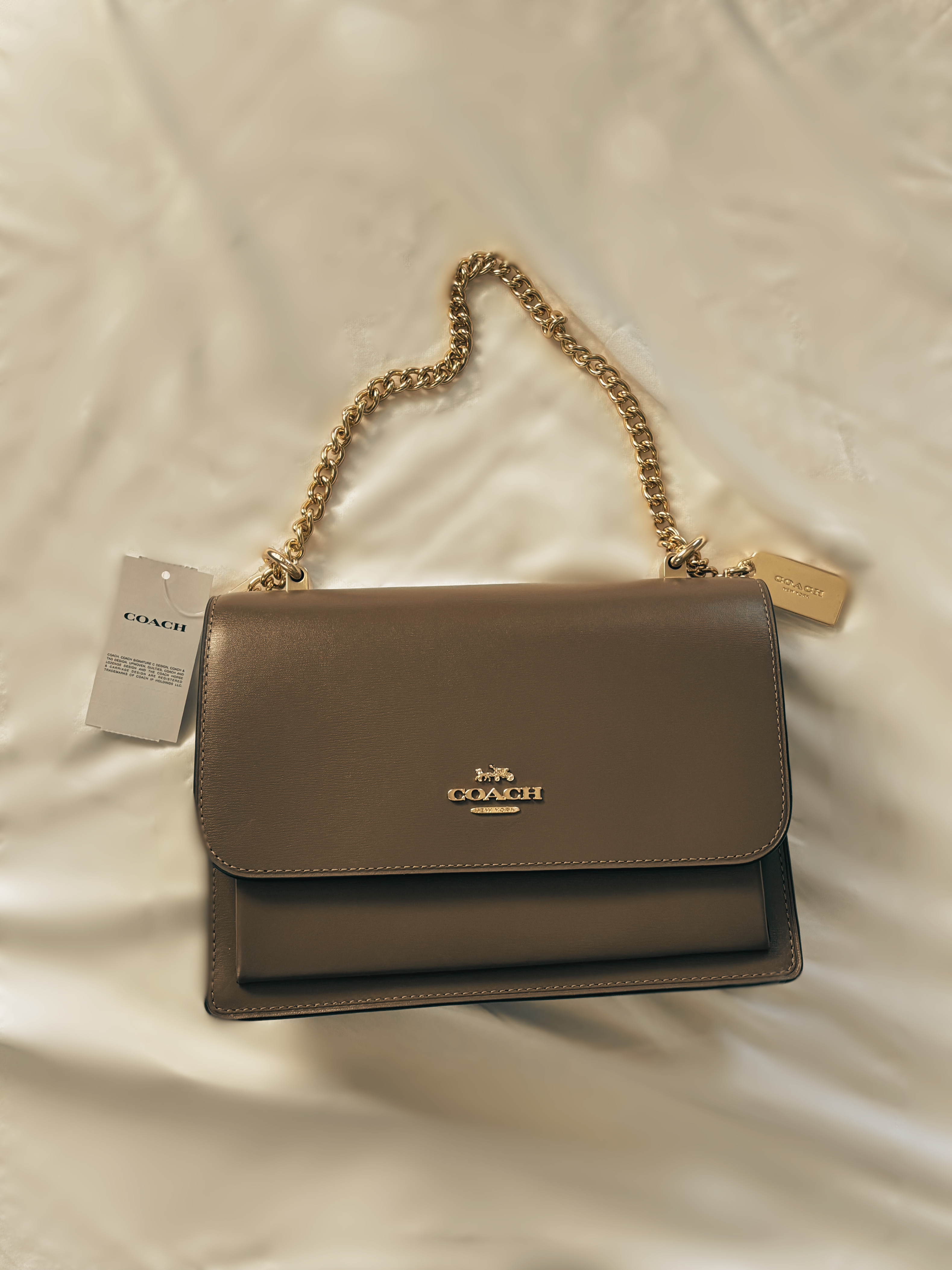 Prendas de boutique femenina colgadas en rack elegante, colección de temporada con estética minimalista y sofisticada en tonos nude y beige