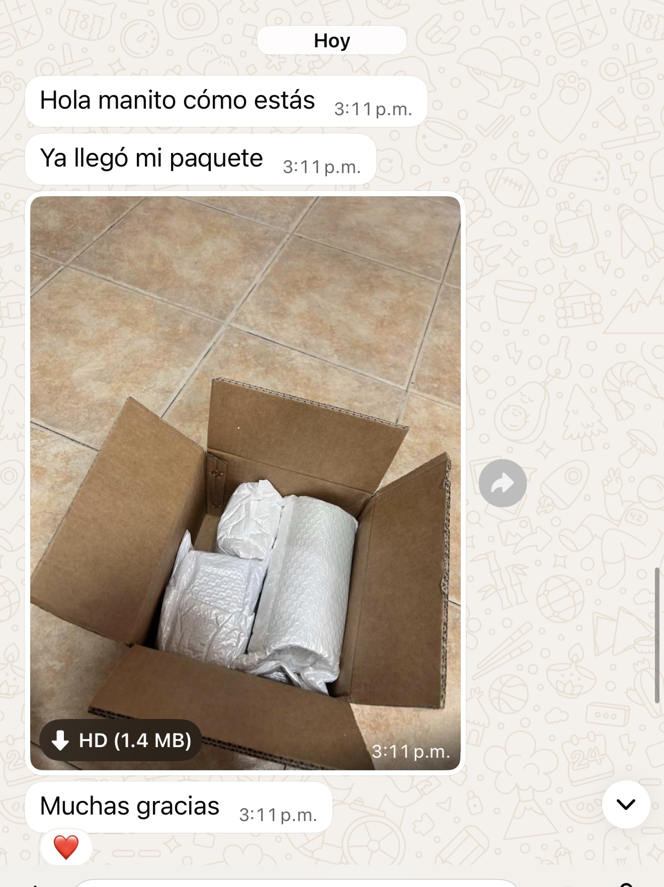 Captura de pantalla de reseña de WhatsApp del cliente Carlos M sobre shorts Essentials originales