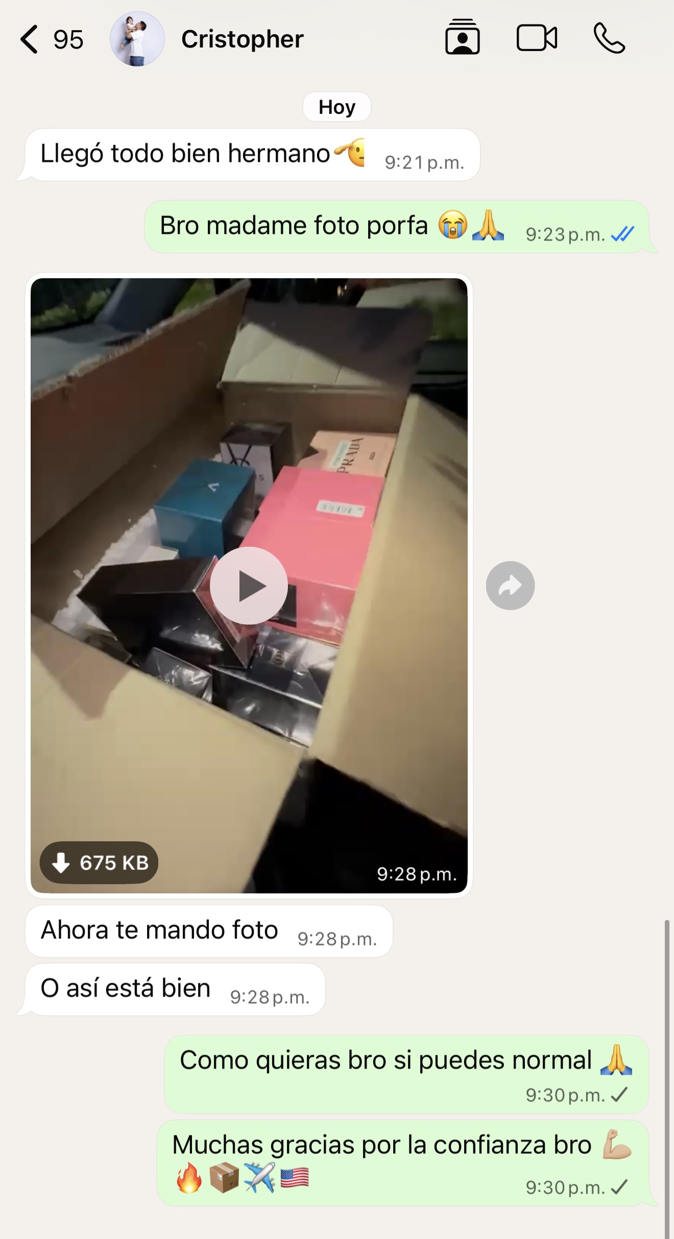 Captura de pantalla de reseña de WhatsApp de la clienta Andrea L sobre perfume con empaque sellado