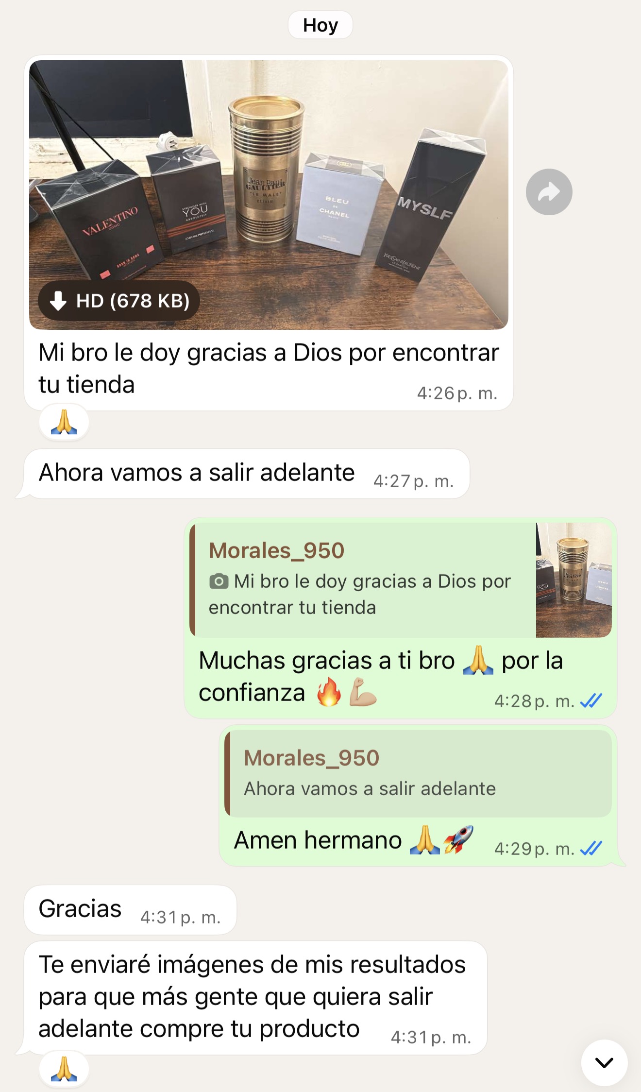 Captura de pantalla de reseña de WhatsApp del cliente Luis R sobre gorras premium auténticas