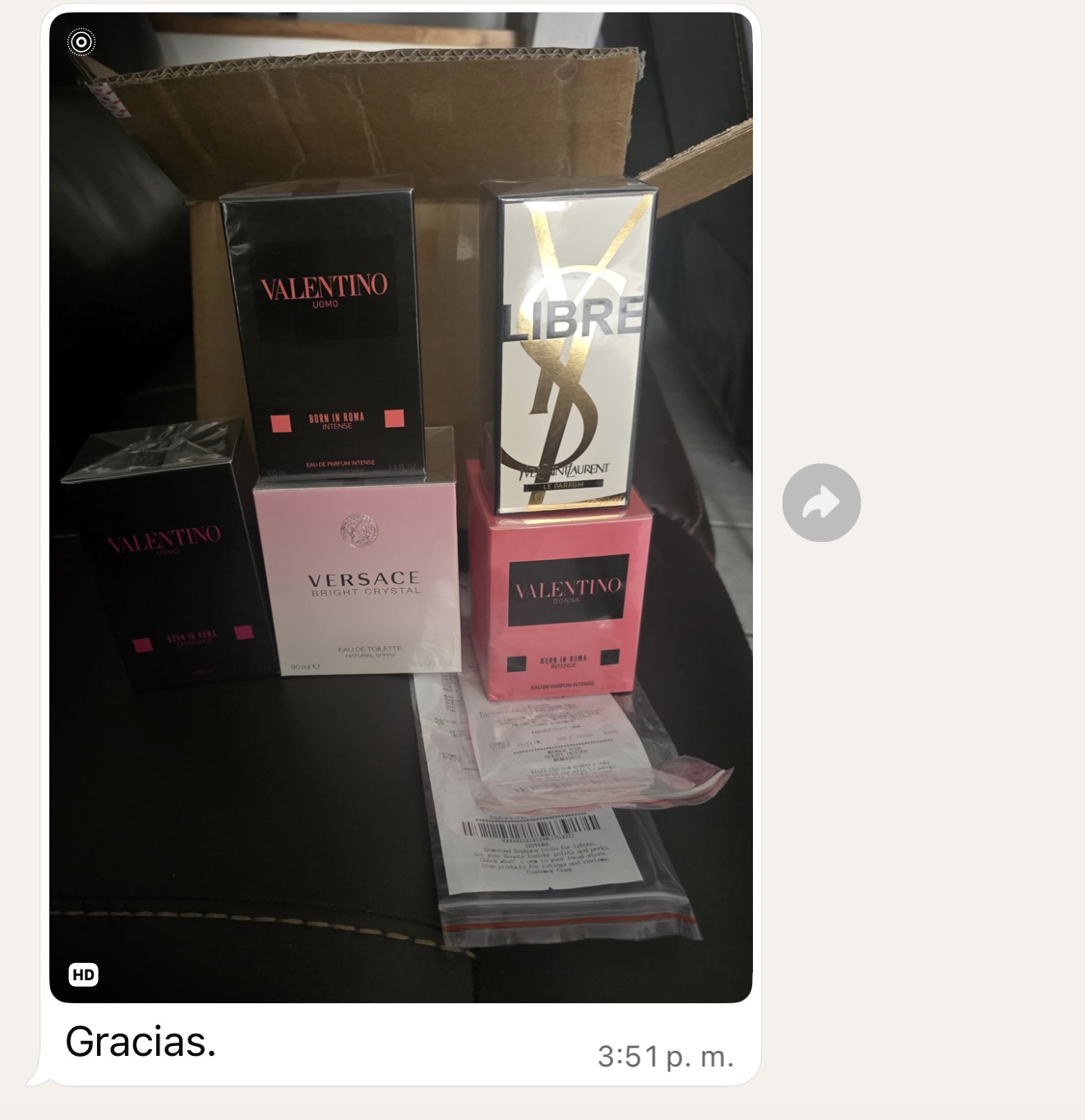 Captura de pantalla de reseña de WhatsApp de la clienta Daniela P sobre combo de shorts Essentials y perfume