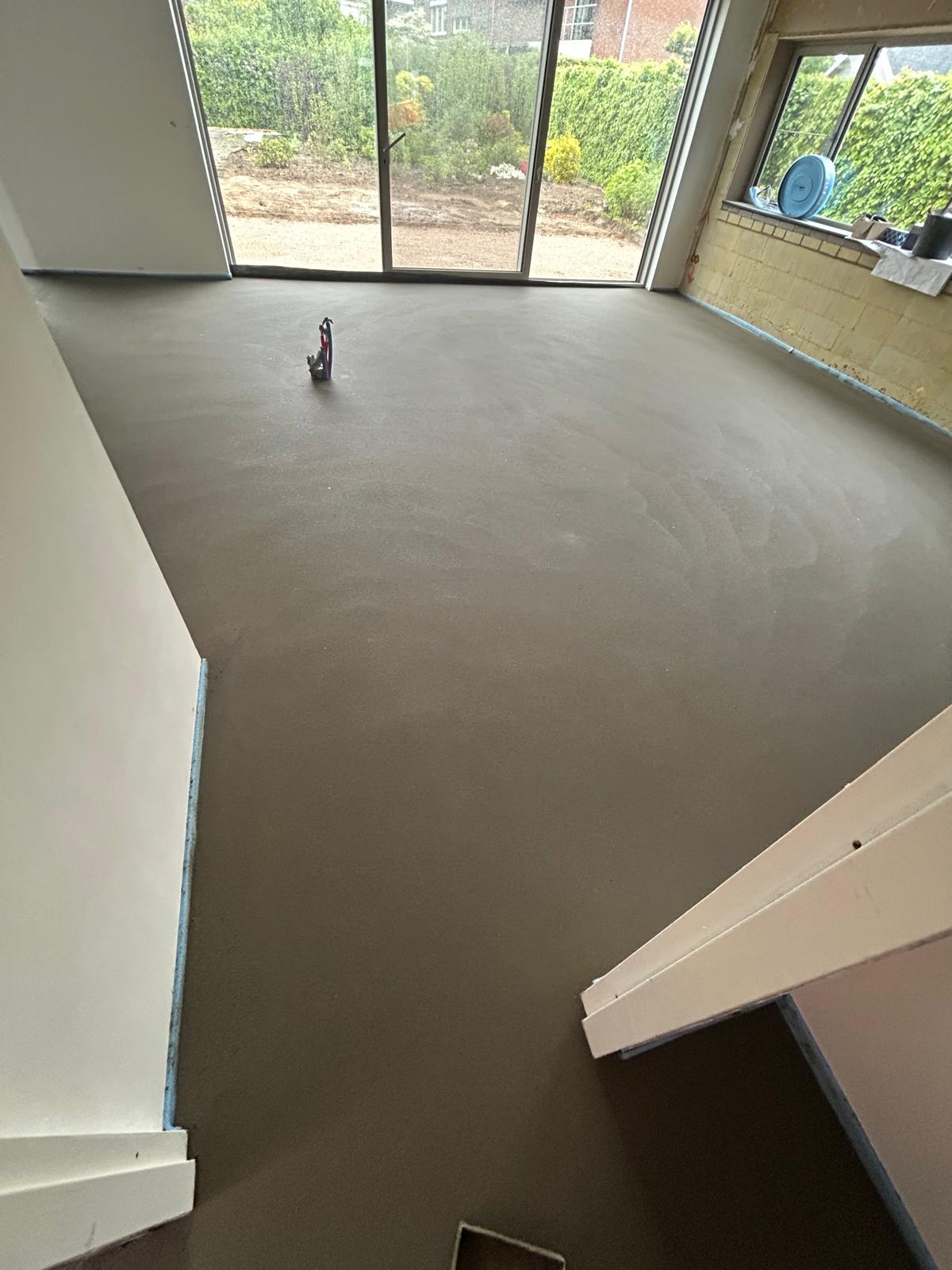 Moderne woonkamer met dekvloer