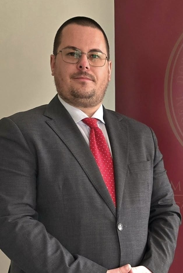 Retrato profissional do C. Alves Marinheiro, advogado especialista em contencioso