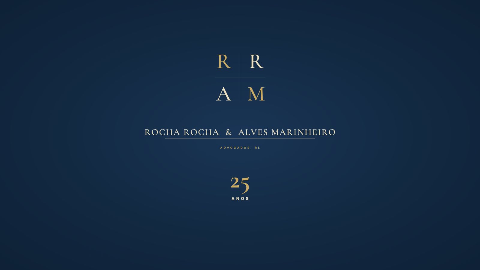 Equipa de advogados da RRAM a colaborar numa reunião estratégica num escritório moderno e sofisticado