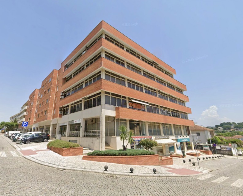 Equipa RRAM Advogados posando profissionalmente em escritório de advocacia moderno