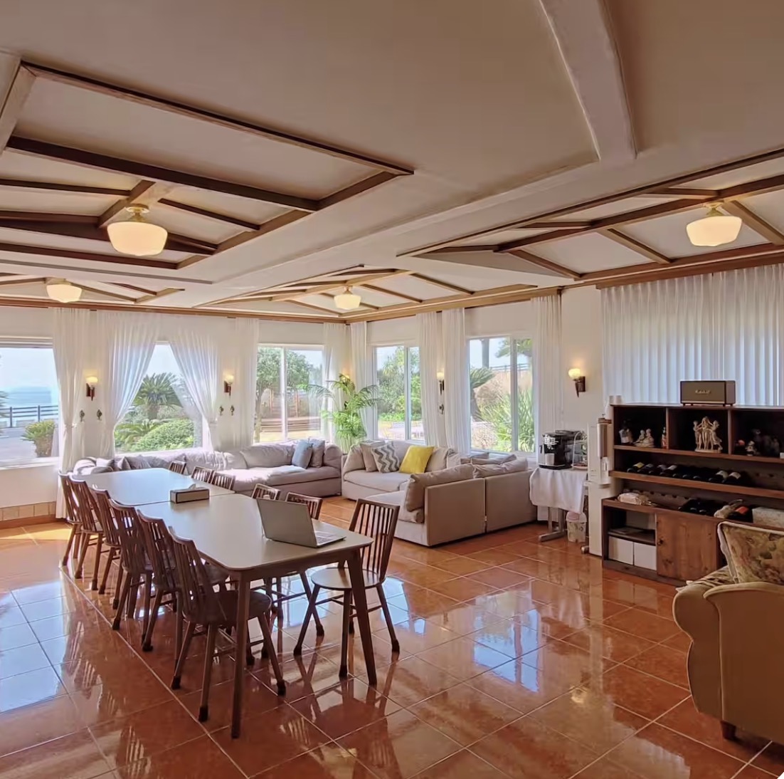 Panoramic floor-to-ceiling window with open Pacific ocean view inside a luxury retreat suite