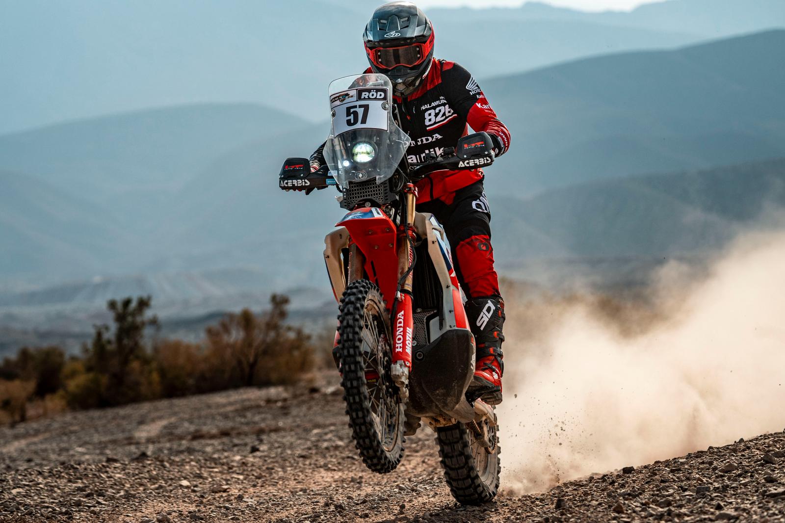 Samochód rajdowy OWH Racing pędzący przez piaszczyste wydmy podczas rajdu Desafio Ruta 40