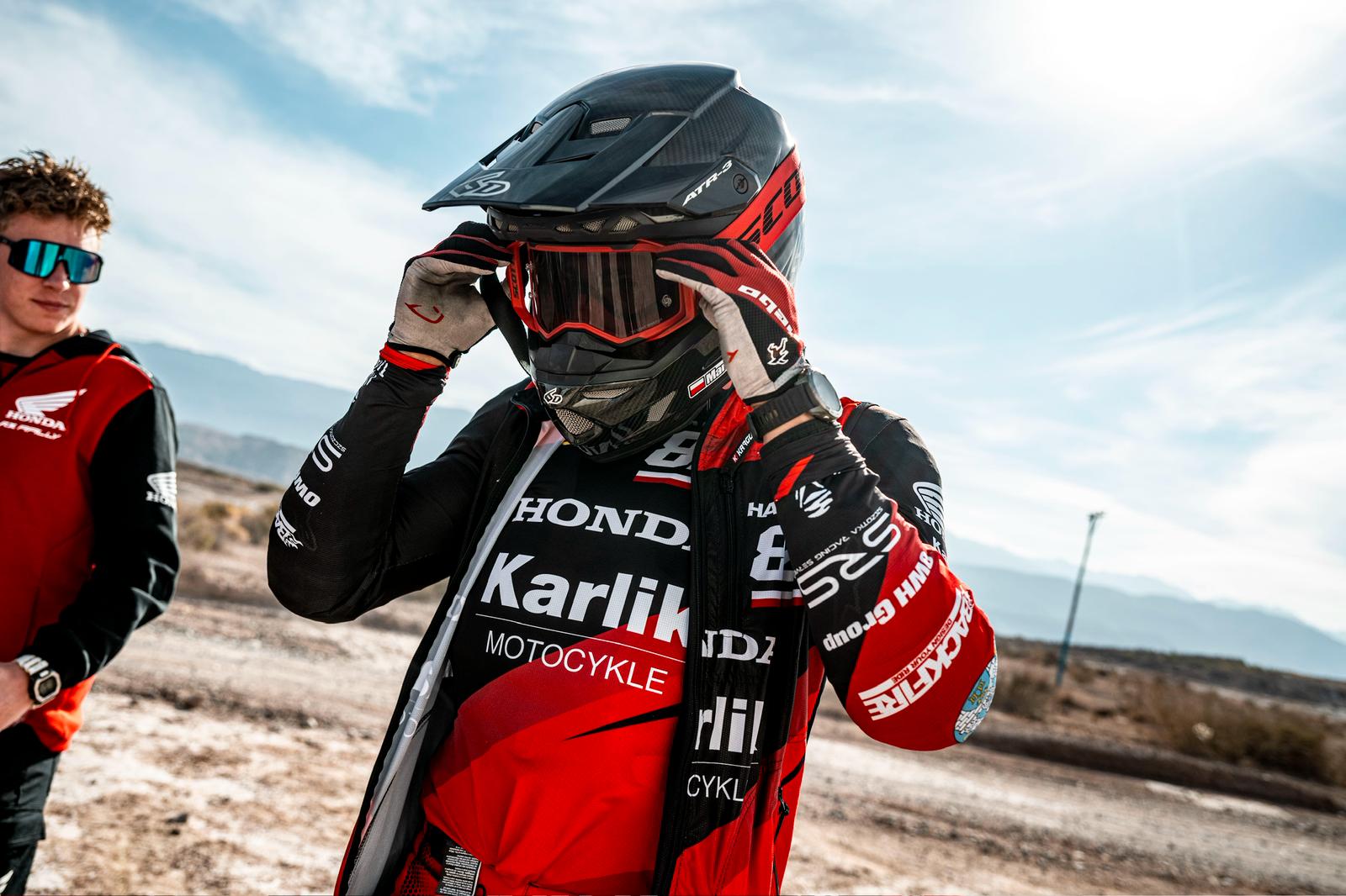 Zbliżenie na karbonowy kask rajdowy i gogle zawodnika OWH Racing