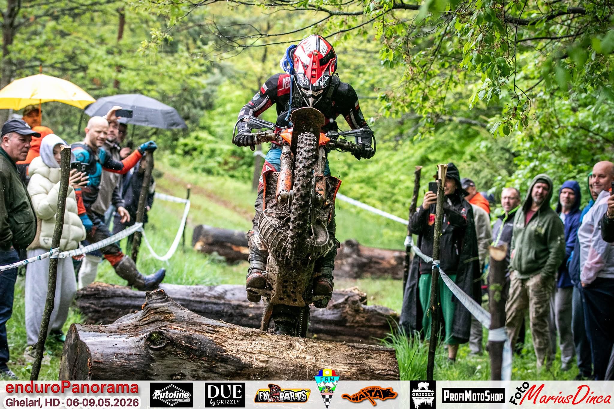 Mechanicy OWH Racing pracujący przy pojeździe rajdowym nocą na biwaku