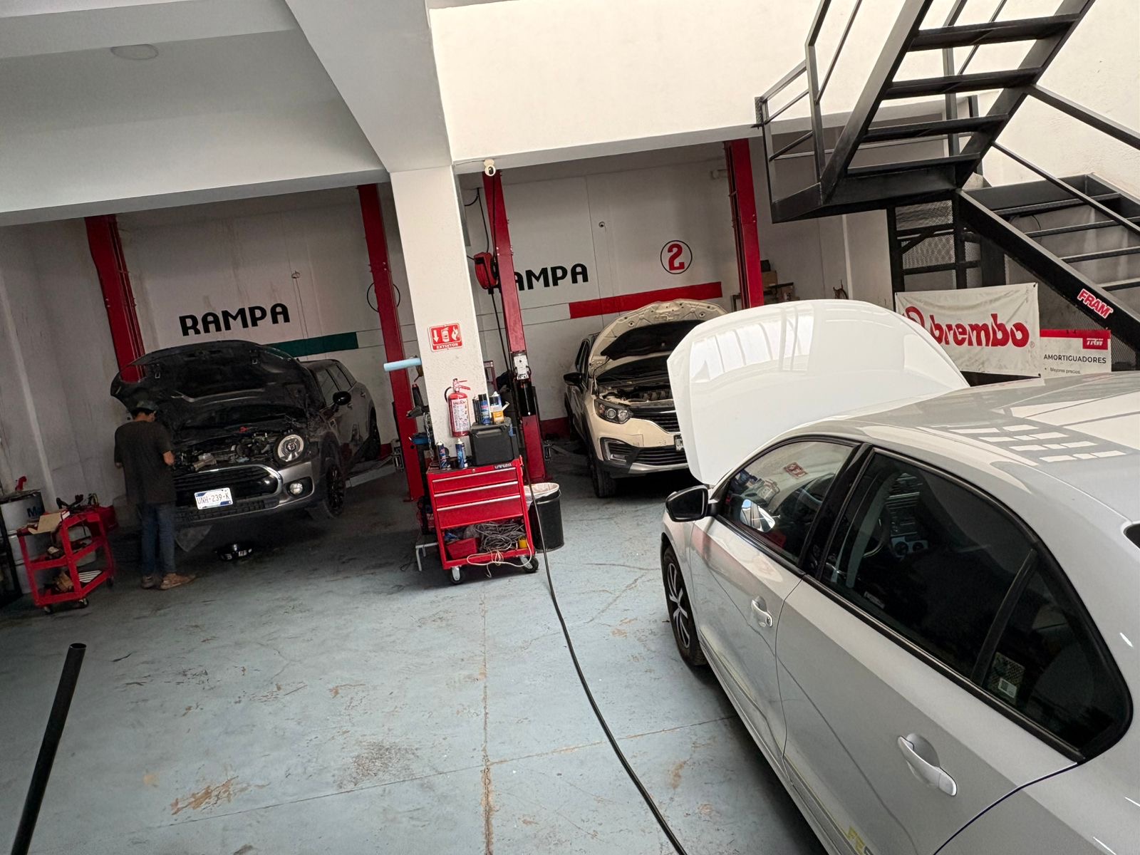 Instalación de balatas y revisión de suspensión en taller moderno