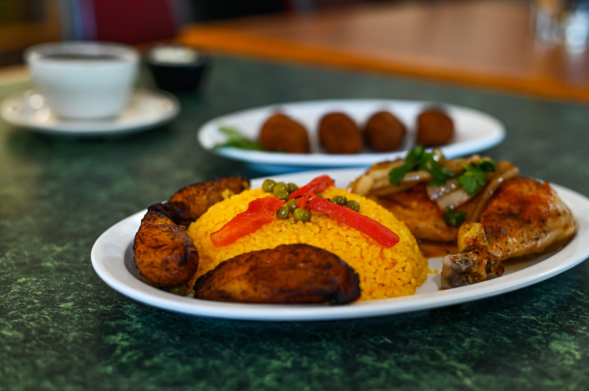 Mesa con comida cubana