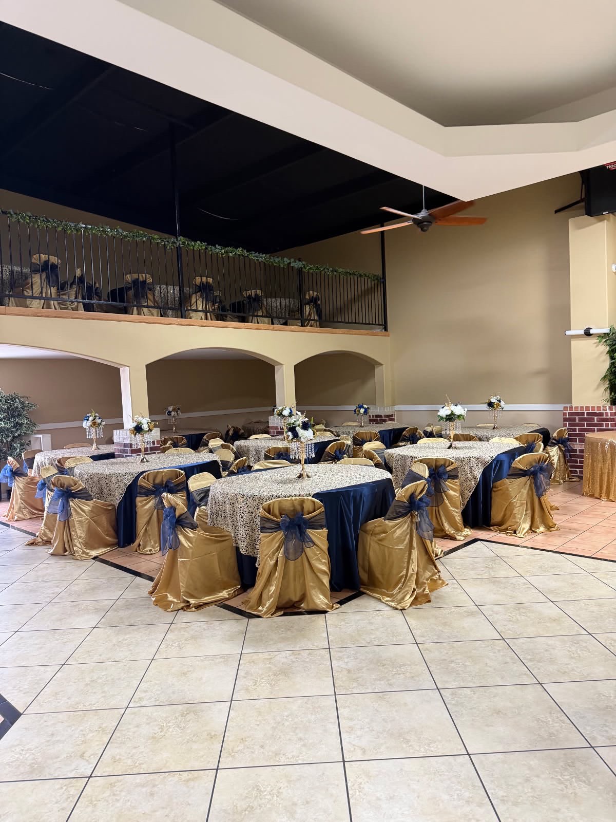 Elegant ballroom table setting with gold accents and floral centerpieces for luxury wedding at Los Potrillos