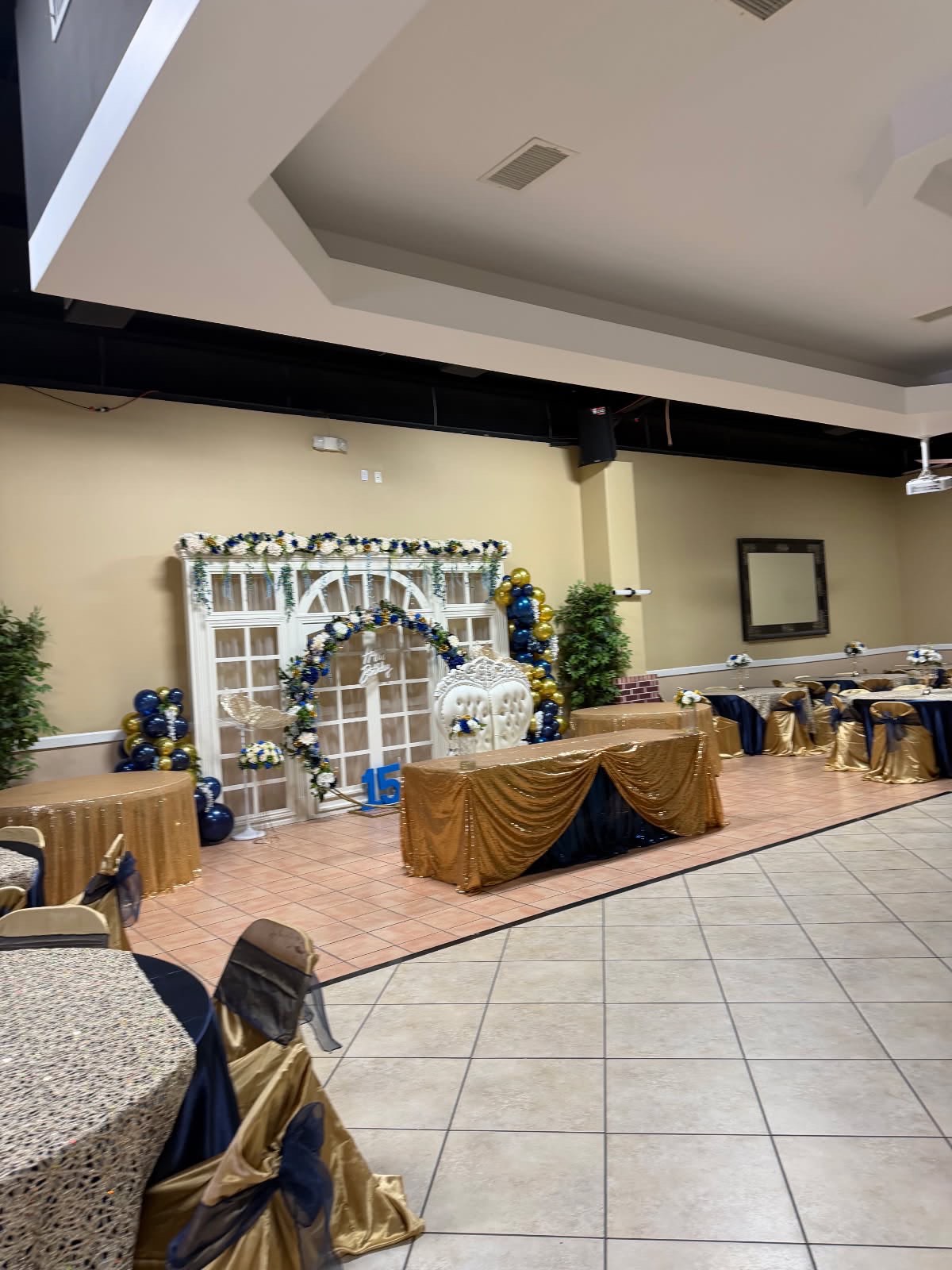 Interior espacioso del salón de eventos tipo granero, decorado para una recepción