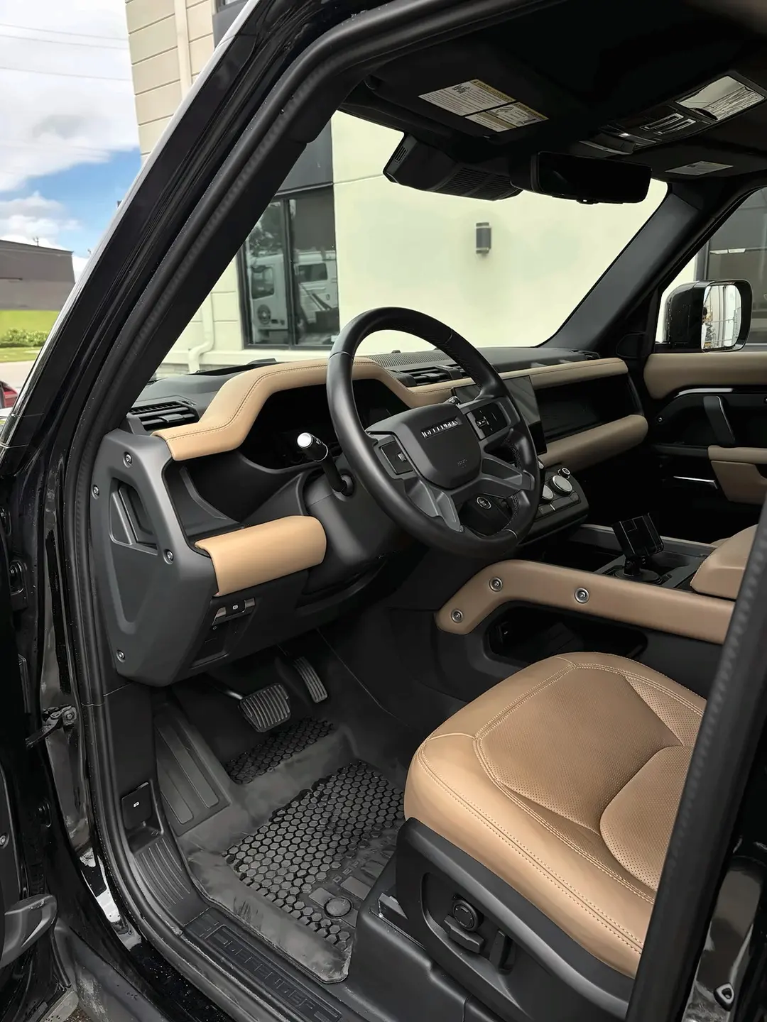 VUS de luxe étincelant présenté sous un éclairage de studio sombre après un detailing complet