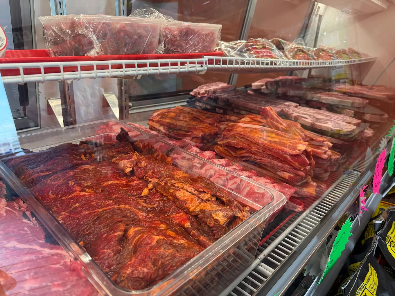 Interior de LA 18 Carnicería mostrando vitrinas de carne