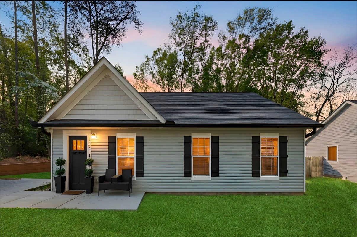 Charming bungalow with a front porch near downtown Mount Holly
