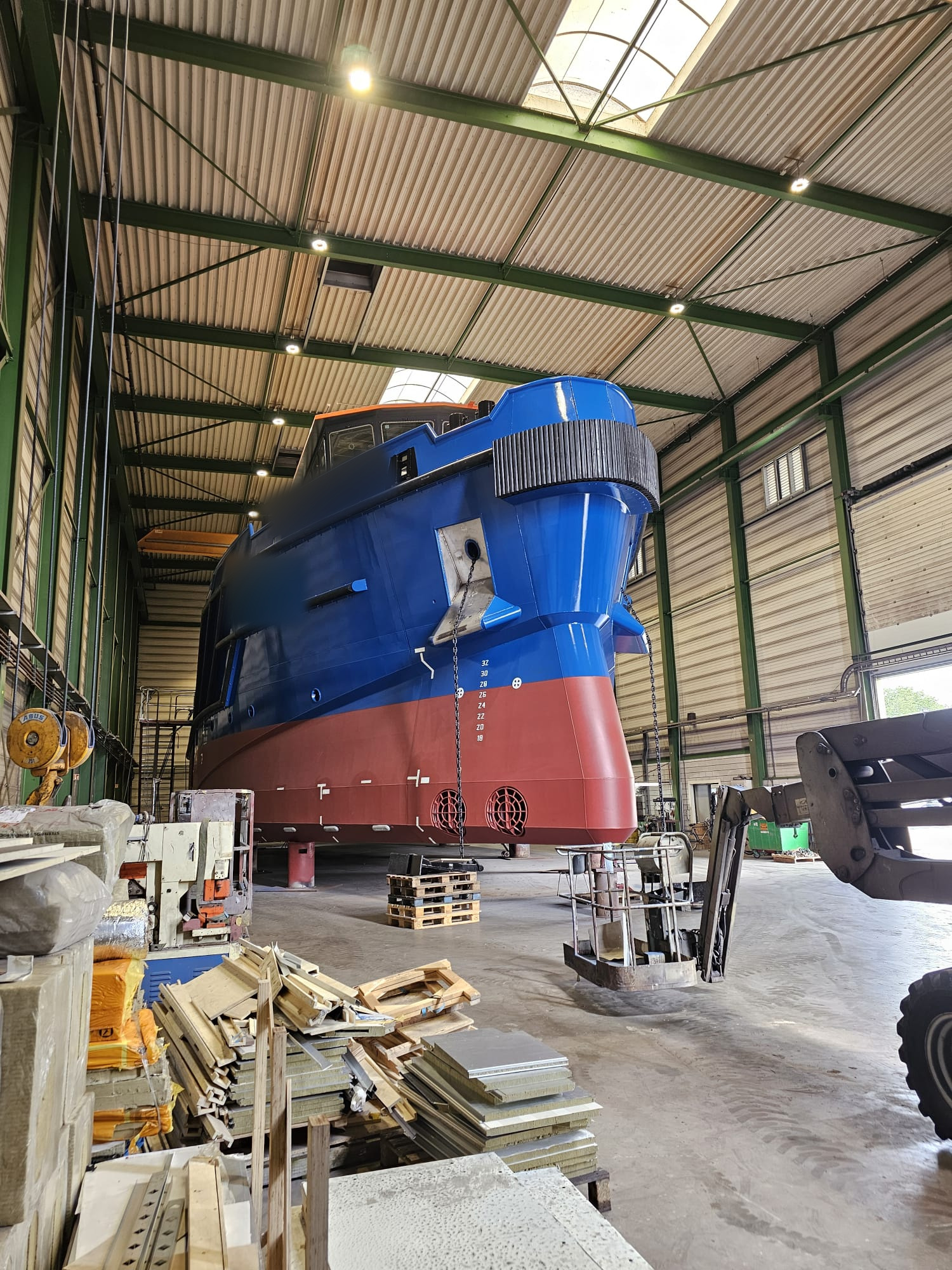 Team van professionele schilders inspecteert de romp van een schip in de haven van Dordrecht