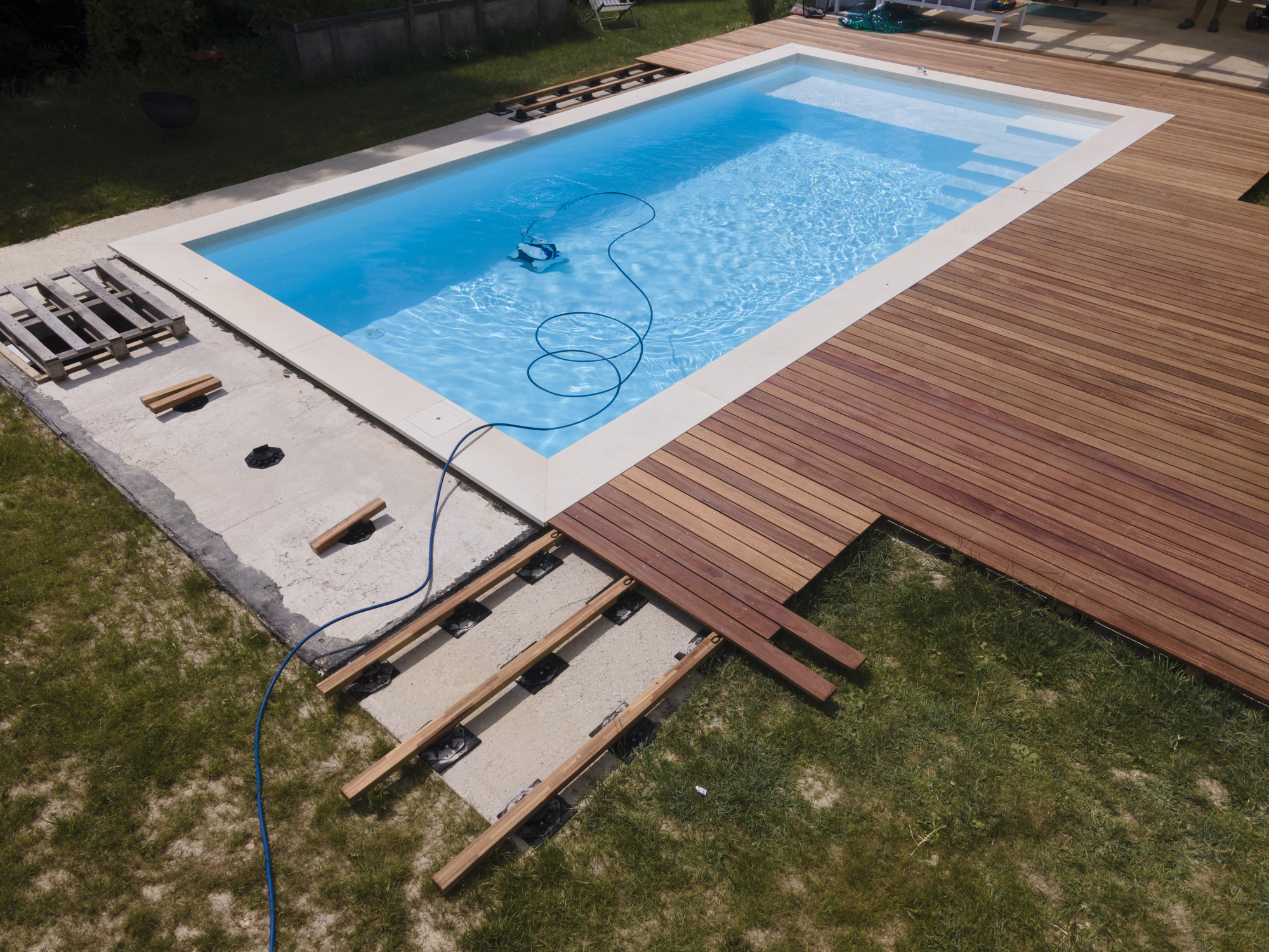 Installatie houten buitendeck in tuin
