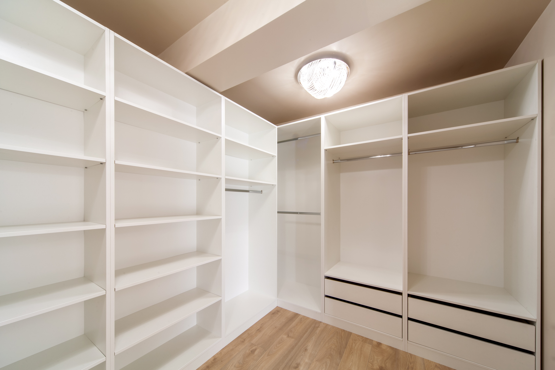 Maatwerk houten kledingkast installatie in slaapkamer