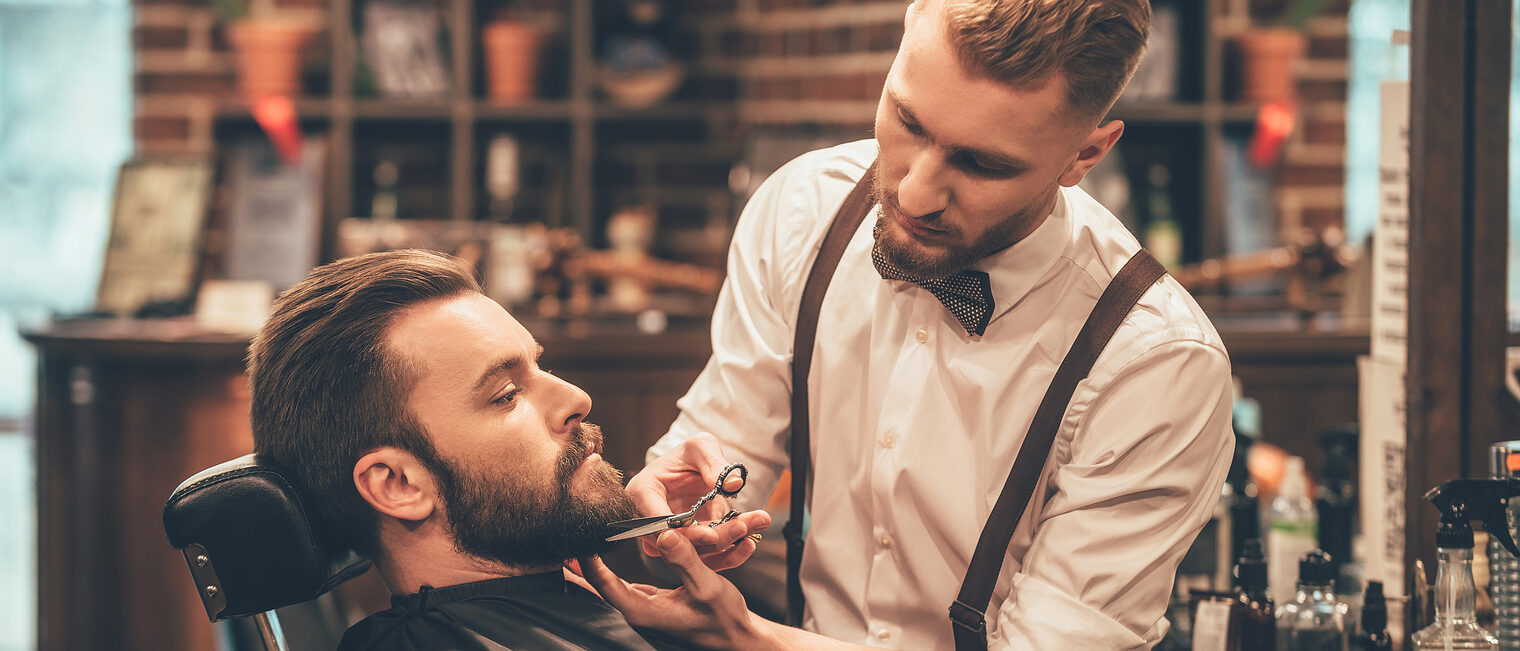 Moderner Friseursalon mit stilvoller Einrichtung und zufriedenem Kunden