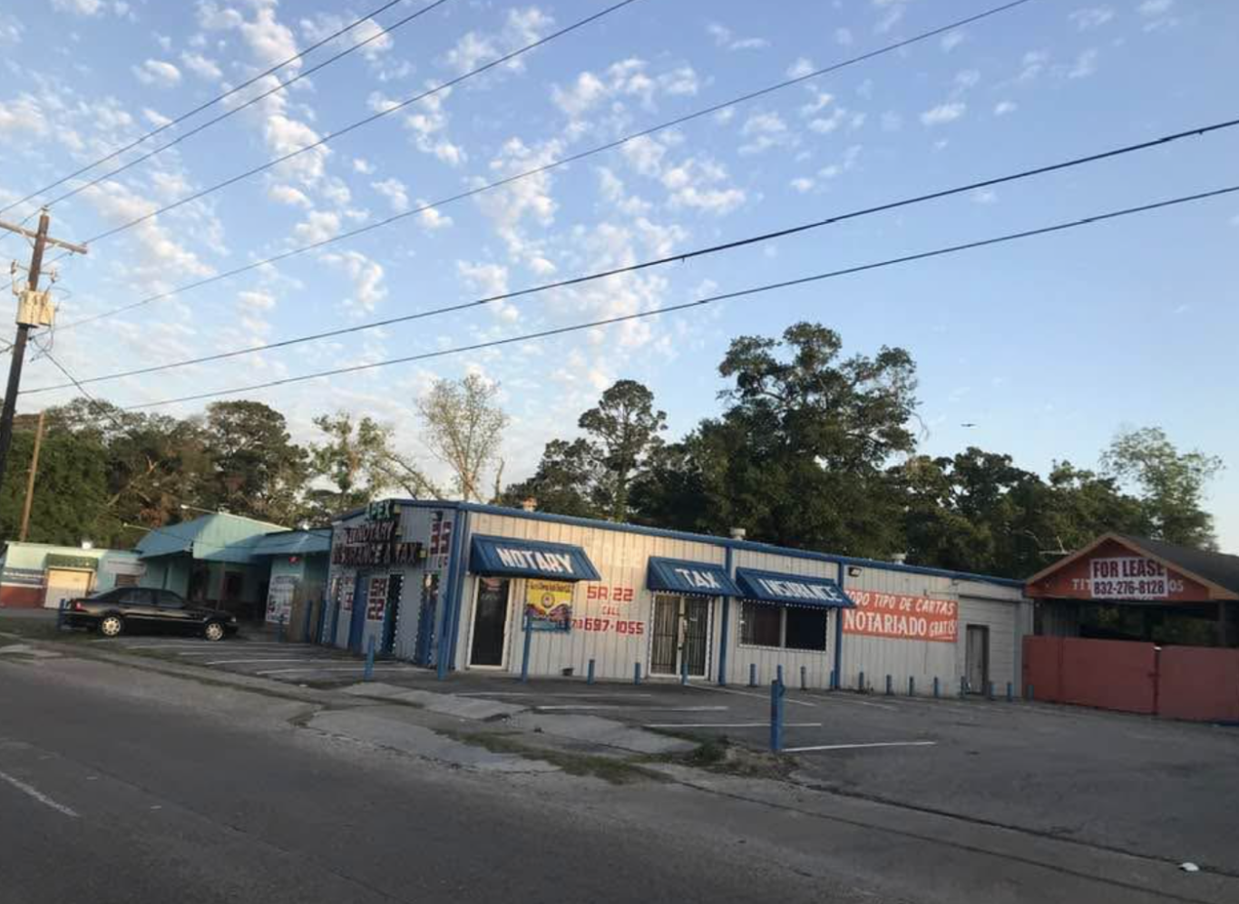 Agente de seguros revisando póliza comercial con dueño de negocio