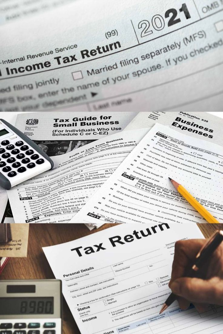 Asesor fiscal profesional de Expert Tax and Services revisando documentos de impuestos con un cliente en una oficina moderna