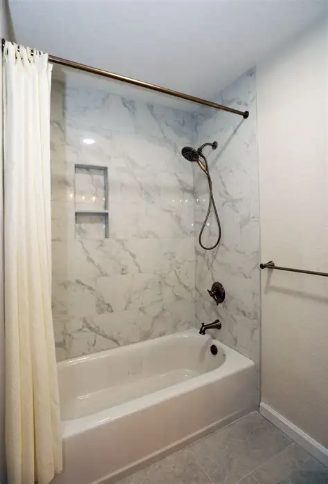 Rénovation de salle de bain moderne avec douche à l'italienne, vasque design et carrelage gris anthracite