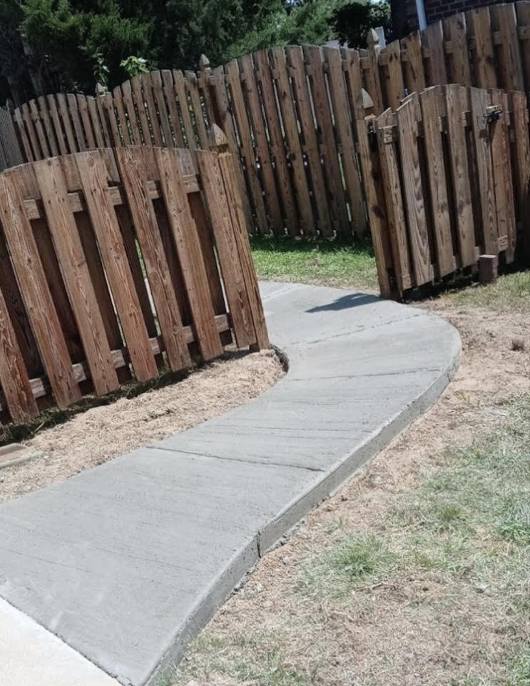 Commercial fence installation