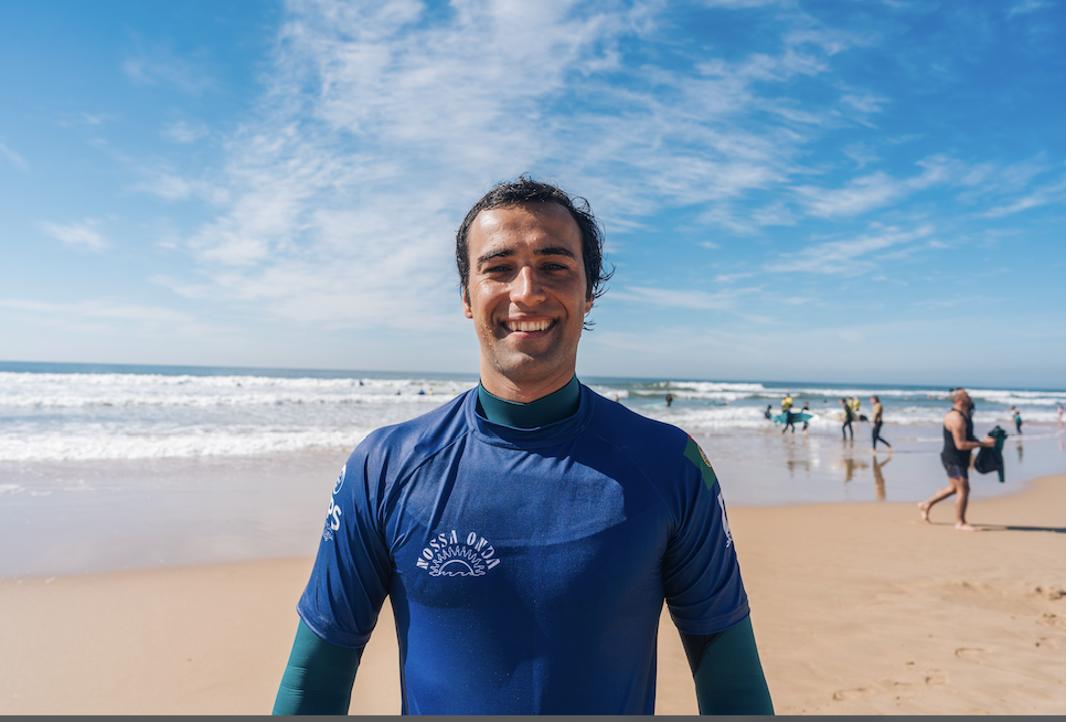 Retrato documental de António F. de Oliveira, cofundador da Nossa Onda Surf Adaptado, na praia de Carcavelos