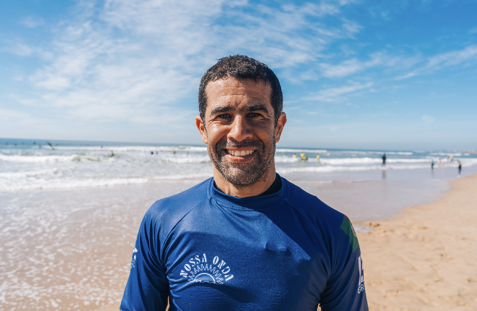 Retrato documental de Nuno Ryder, mentor e instrutor de surf adaptado há mais de 15 anos, na praia de Carcavelos